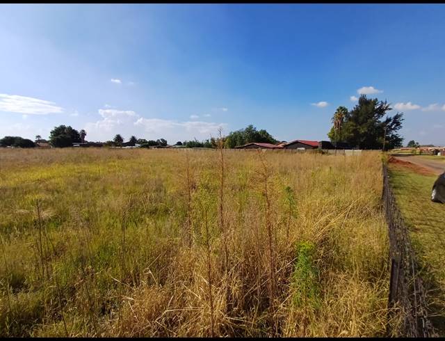 1,400M² VACANT LAND FOR SALE IN KOOKRUS